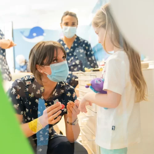 Lo staff di Sorriso Giovane ama i bambini e li coccola con premi e parole d'incoraggiamento