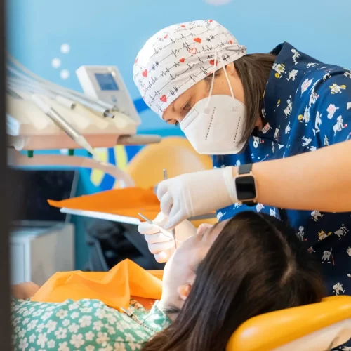 La pulizia dei professionale grazie alla nostra igienista attenta include un controllo carie approfondito
