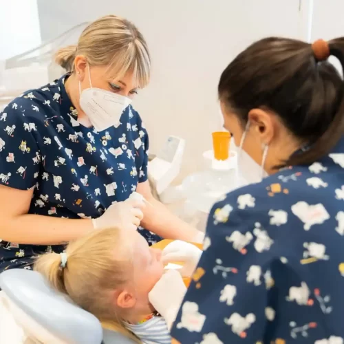 Vedere i pazienti regolarmente serve a aiutarli nel mantenere i denti sani
